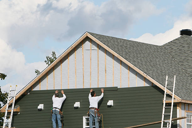 Professional Siding technician working in Glencoe, IL